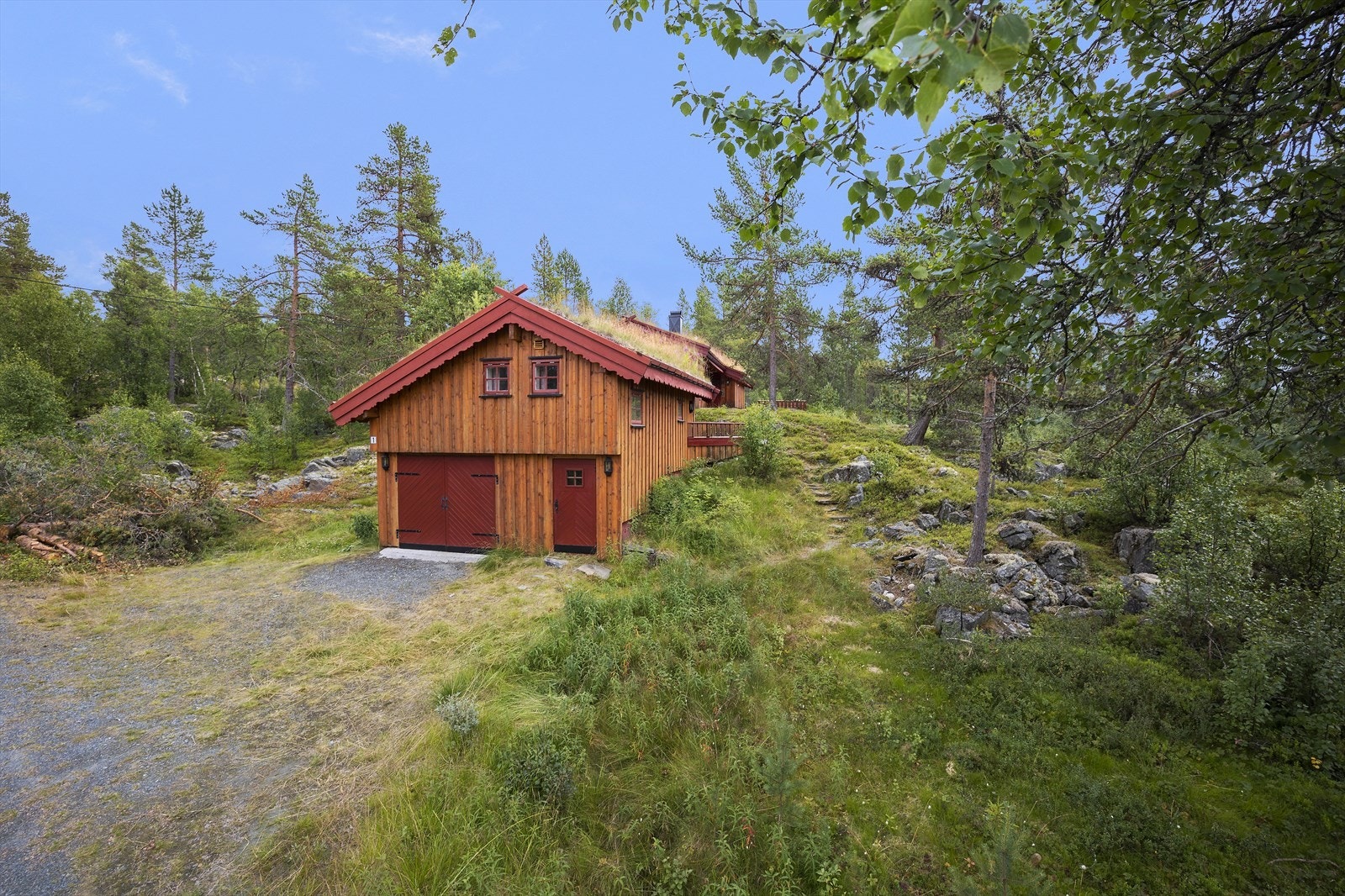 Parkering i enkel frittstående garasje og gruset biloppstillingsplass. Det er også en tinglyst parkeringsplass like etter bommen. Galleribilde