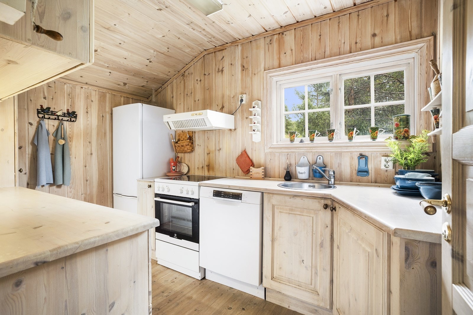 Fra stuen trer du inn på kjøkkenet som har profilerte heltre fronter og skrog Galleribilde