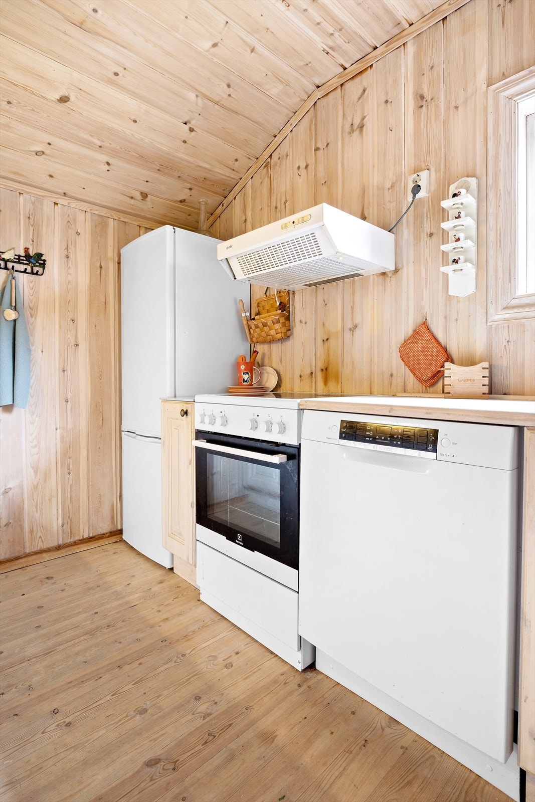 Forøvrig frittstående komfyr, kjøleskap, mekanisk avtrekksvifte over stekesonen samt mindre vv-tank plassert i benkeskap Galleribilde