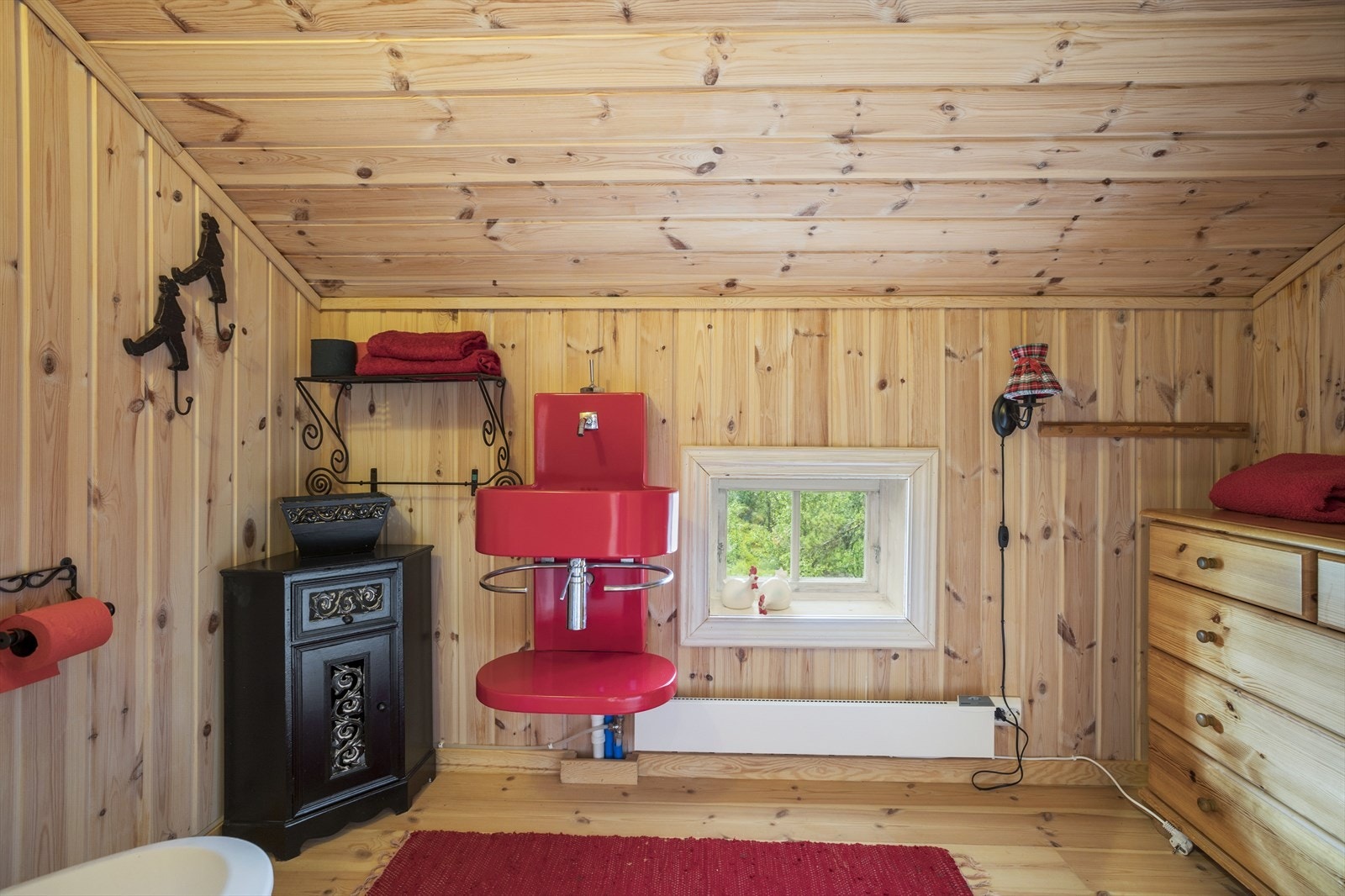 WC i andre etasje utstyrt med toalett og vask, samt mindre møblering. Galleribilde