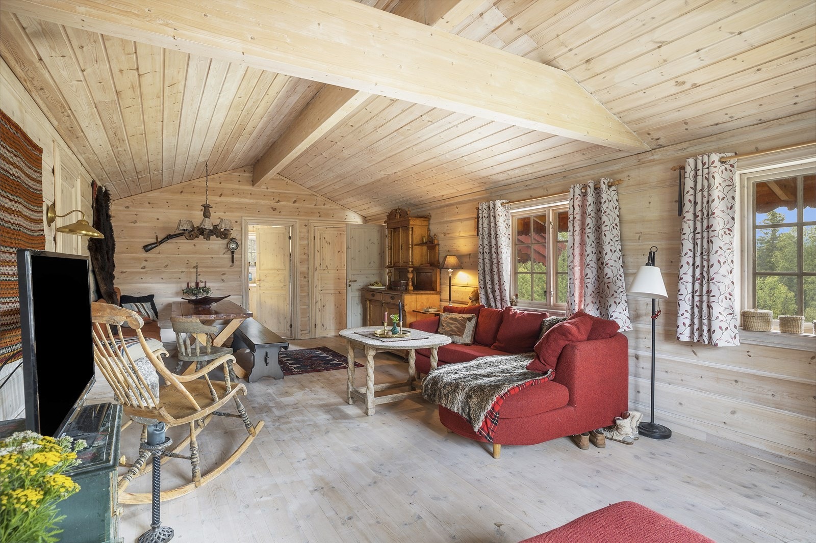 Videre så er det plass til tv/sofa-gruppe samt en mindre lesekrok. Galleribilde