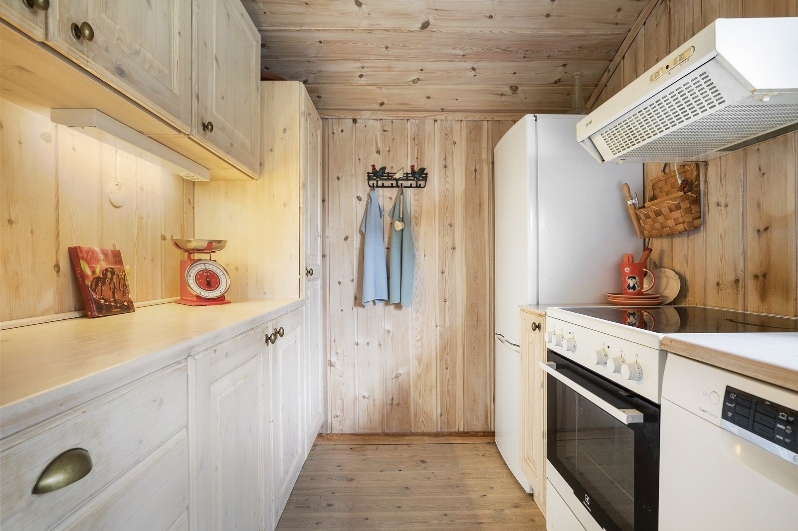 Montert heltre benkeplate med nedfelt stålkum med ett-greps batteri Galleribilde