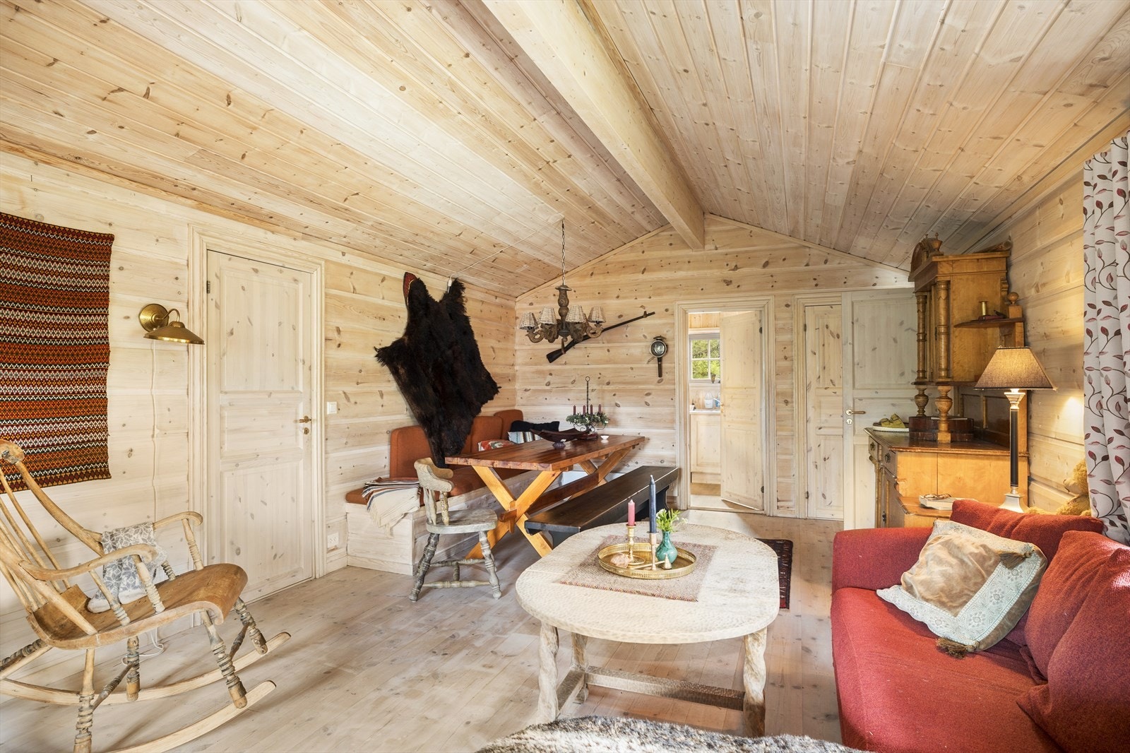 Rommet er romslig som har flere møbleringsmuligheter med spisebord med tilhørende møblering i fin sammenheng med kjøkkenet Galleribilde