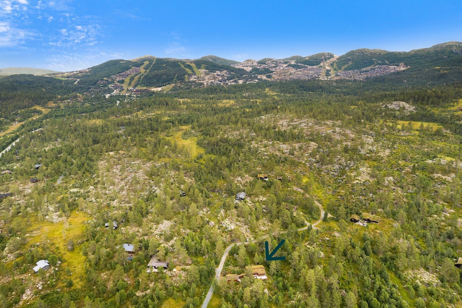 Eiendommen ligger i et usjenert område på Hovdeli. Langrennsløyper rett på utsiden av døren og ikke langt til blant annet Rauland skisenter og Holtardalen Galleribilde