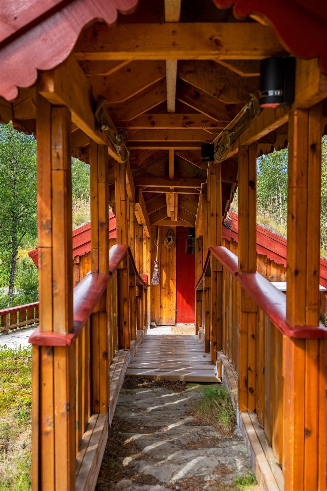 Svalegang ned til garasjen/anneks Galleribilde