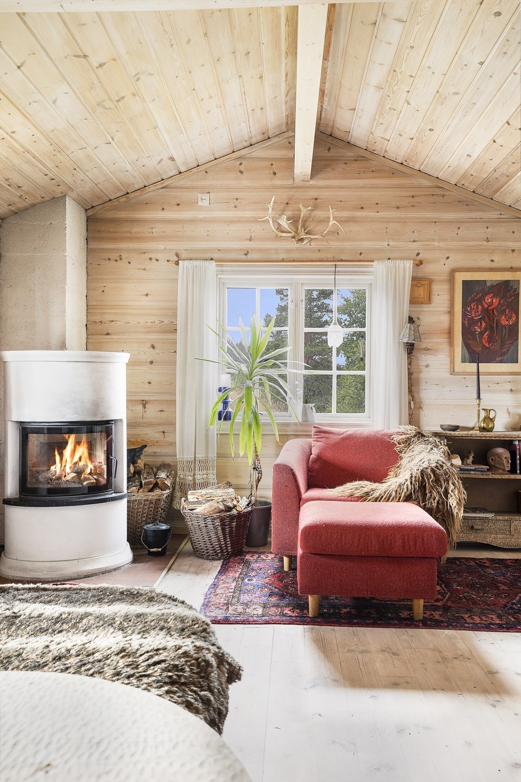 Flott peisovn med glassfelt som er hytta primæroppvarmingskilde. Galleribilde