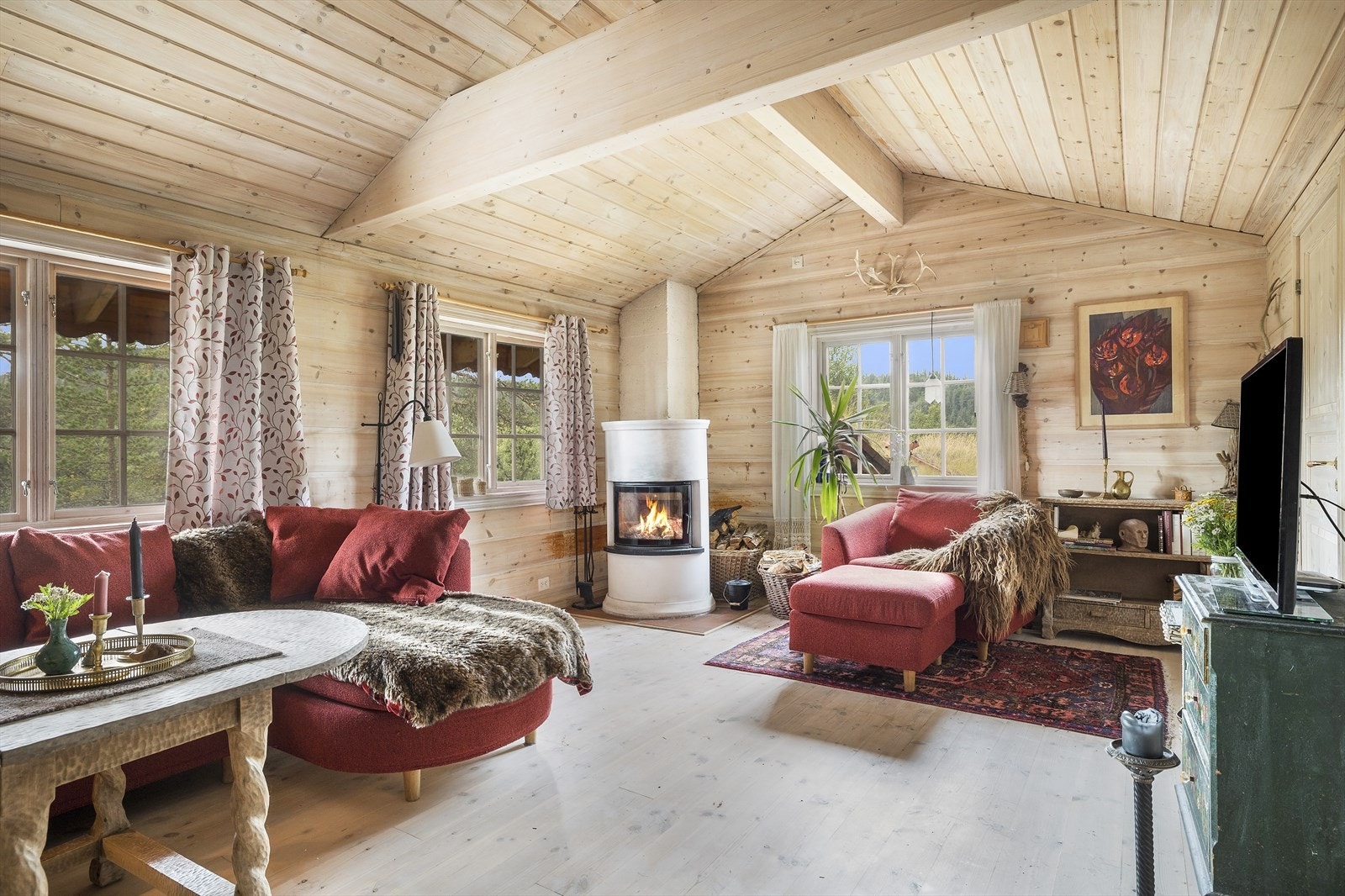 Flott stue som har svært god takhøyde Galleribilde