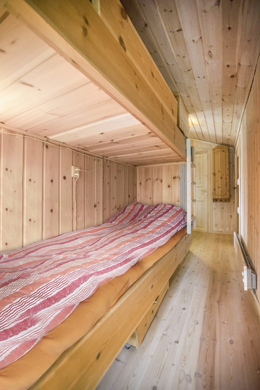 Plassbygd køyeseng i gangen mellom soverom 3 og stuen Galleribilde