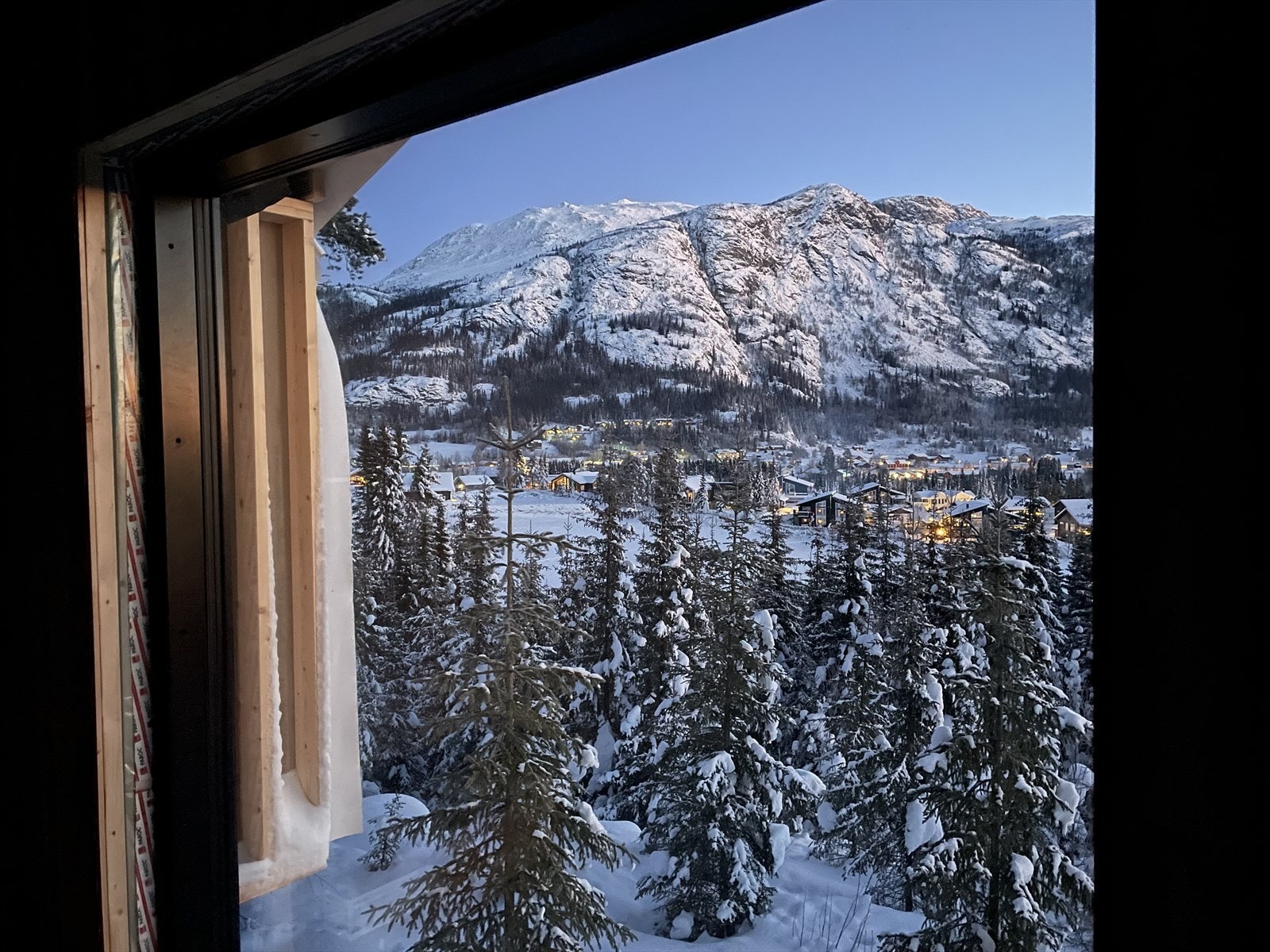 Hytta får en fantastisk utsikt som bør oppleves - minst 14 majestetiske fjell på begge sider av dalen! Galleribilde