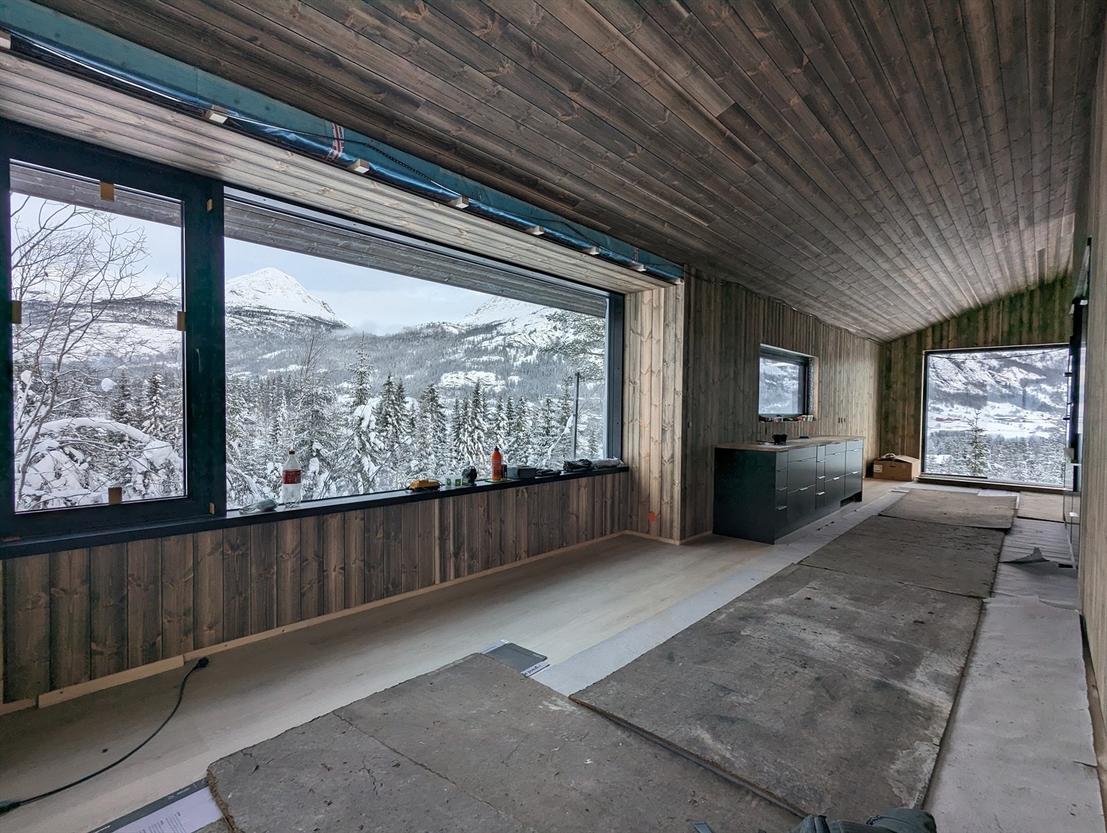 Bildet viser utsikt fra spiseplassen i hytte 7. Hytte 9 er speilvendt modell. (Hytte 7 er solgt) Galleribilde