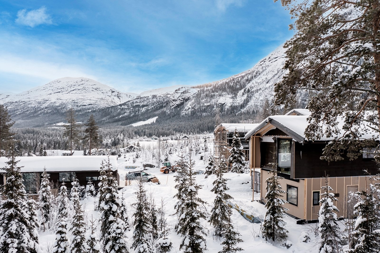 Hyttene er arkitekttegnet og har en tradisjonell bygningsform med en moderne, presis og enkel utforming. Galleribilde
