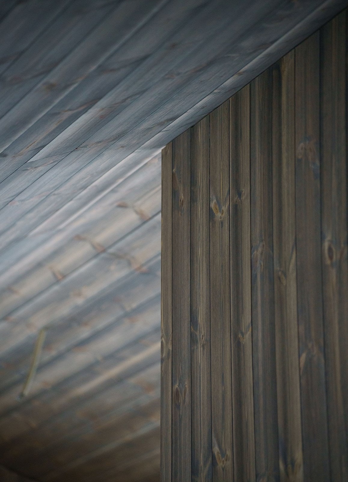 Detalj fra godt snekkerarbeid. Vegger og himling i beiset furupanel. Galleribilde