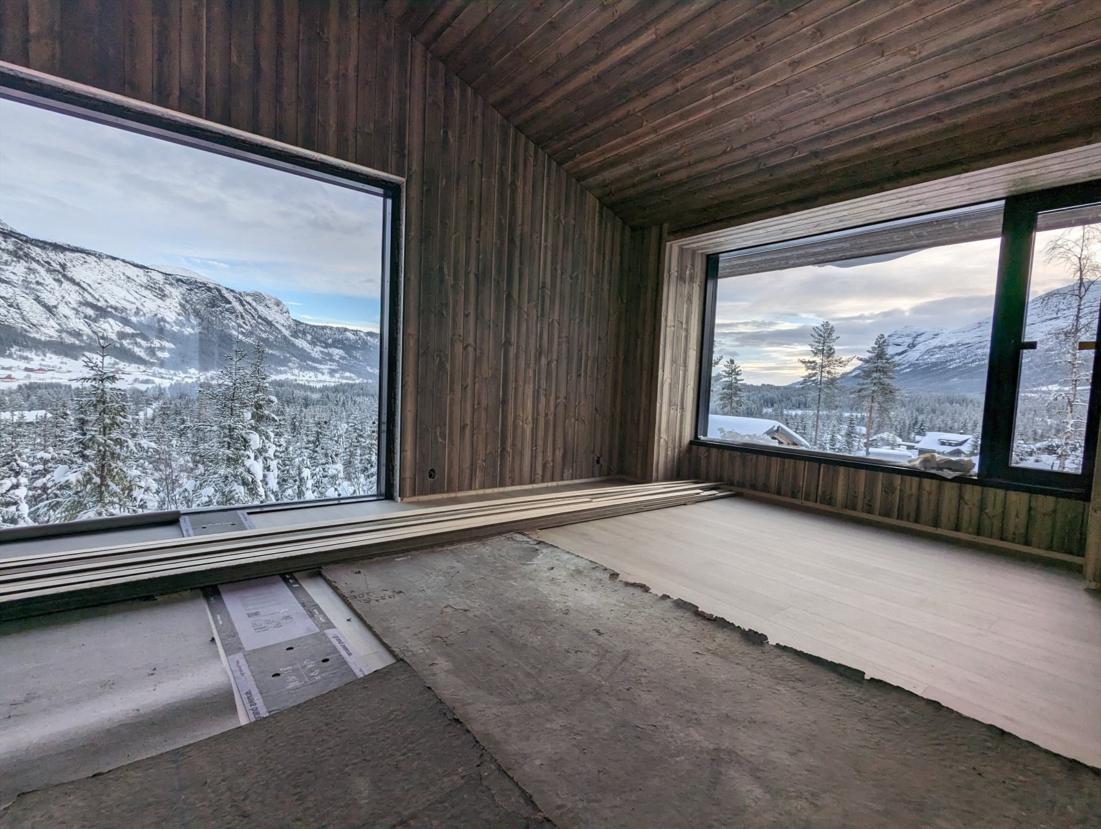 Bildet viser utsikt fra stue i hytte 7. Hytte 9 er speilvendt og har vindu på motsatt langvegg. Kontakt megler for visning av hytta. Galleribilde