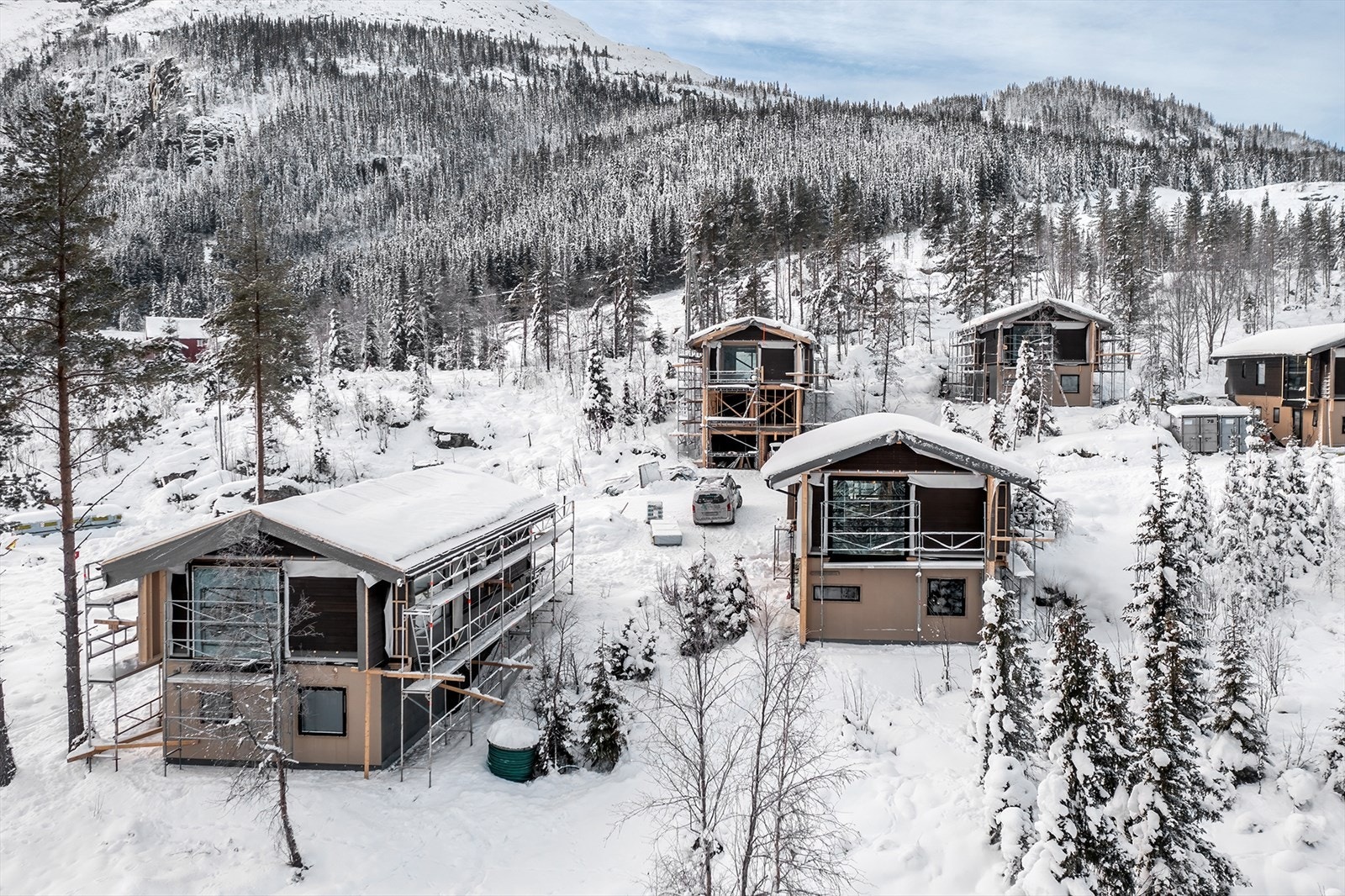 Hyttenes design og plassering er nøye planlagt for å gi maksimal utsikt til alle fjellene fra oppholdsrommene. Hytte 9 til venstre. Galleribilde