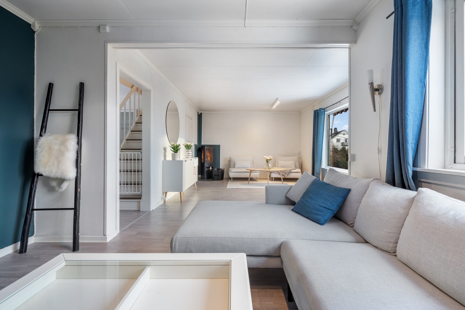 Velkommen til Kilhusveien 162 A! Stuen er med fine lune farger og moderne gulv Galleribilde