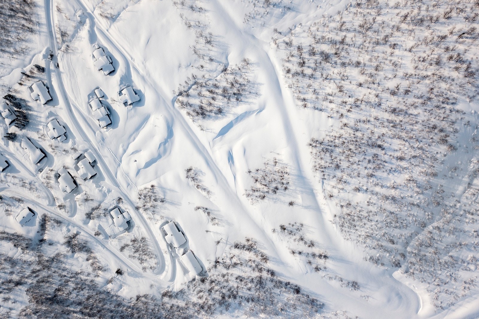 Tomteområdet sett ovenfra en snørik februardag. Veger vil være brøytet hele året så snart det er hytter her. Galleribilde