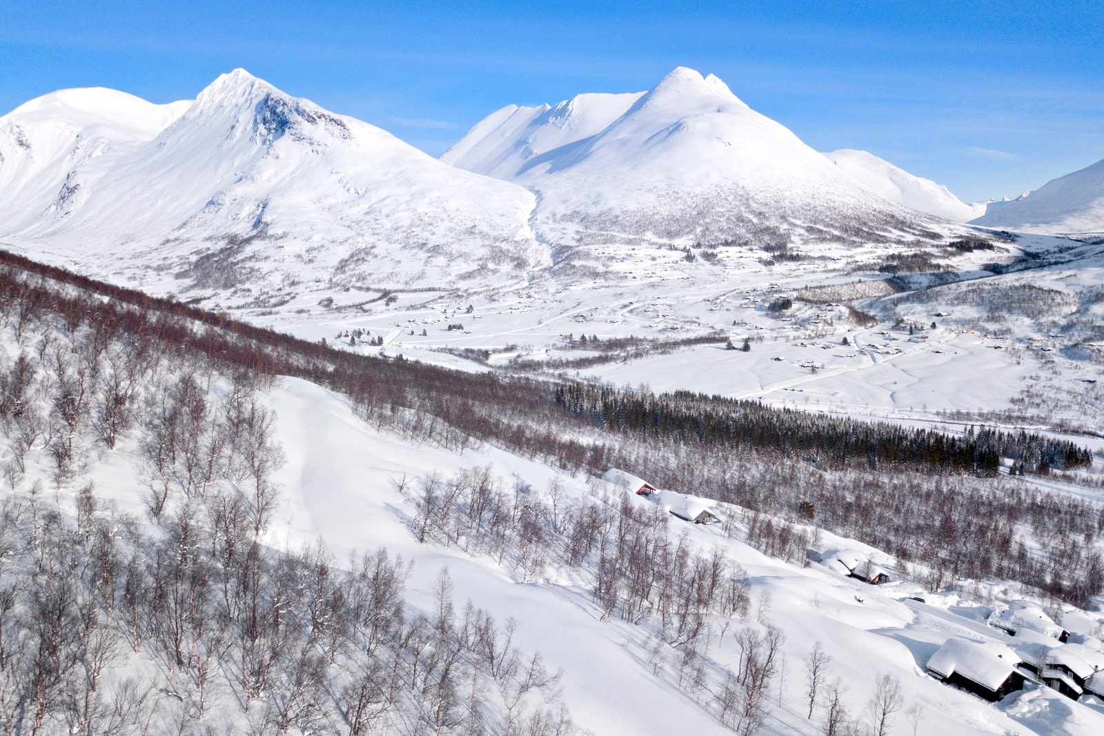 Utsikten er fantastisk, her ser vi blant anna Dyrdalstinden og Trollvasstinden. Galleribilde