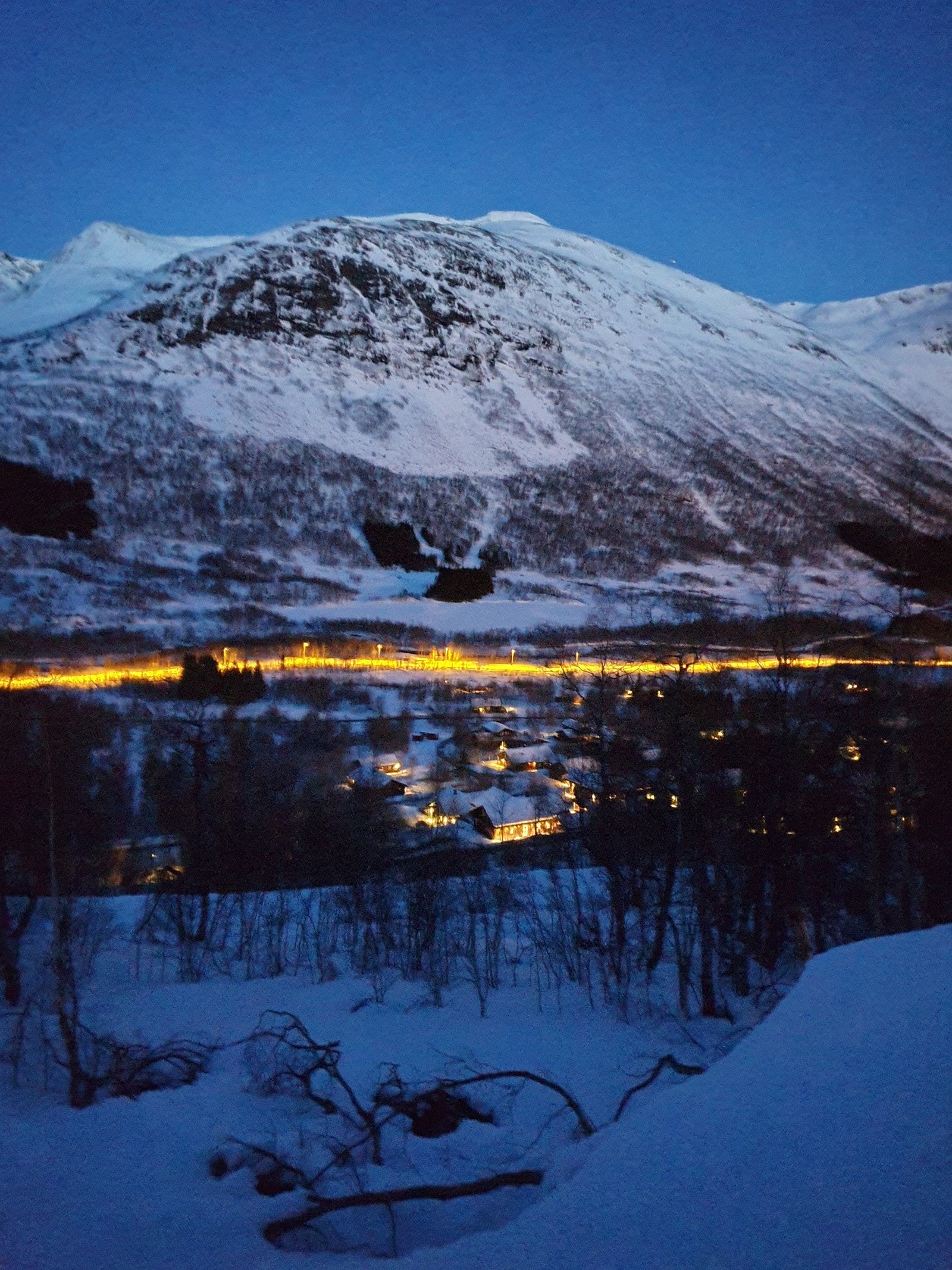 Lysløypa nedenfor innbyr til en treningsrunde i kveldinga. Galleribilde