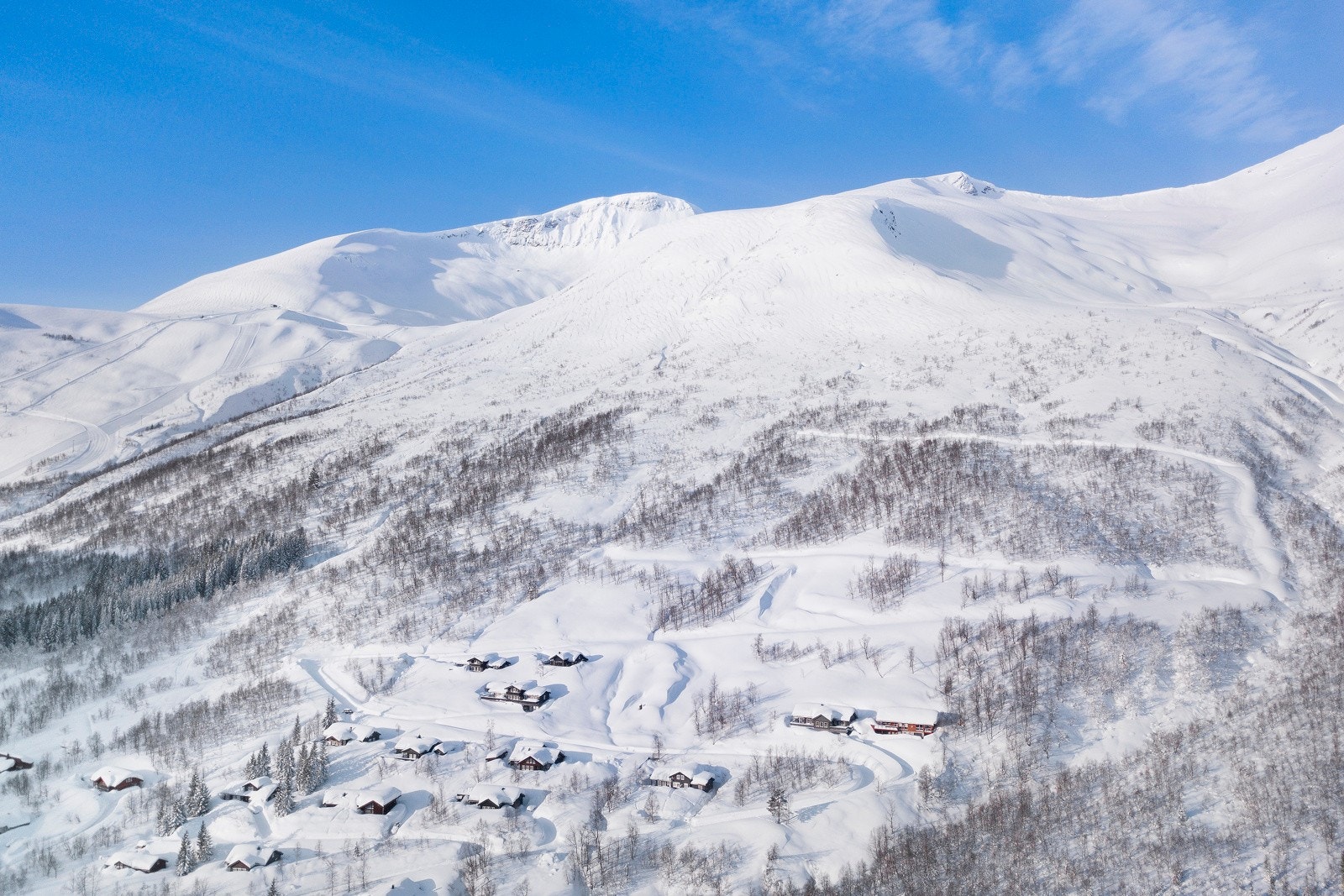 Tomtene er ca 1000 kvm, alle har tekniske anlegg fremlagt til tomtegrense, klart for tilknytning. Galleribilde