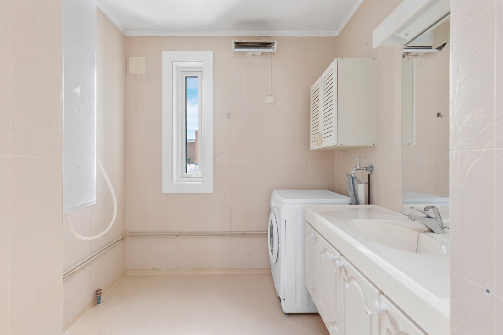 De fleste som pusser opp badet velger å slå ned veggen til venstre i bildet for å integrere toalettrommet i badet. Kontakt megler for bildeeksempler. Galleribilde