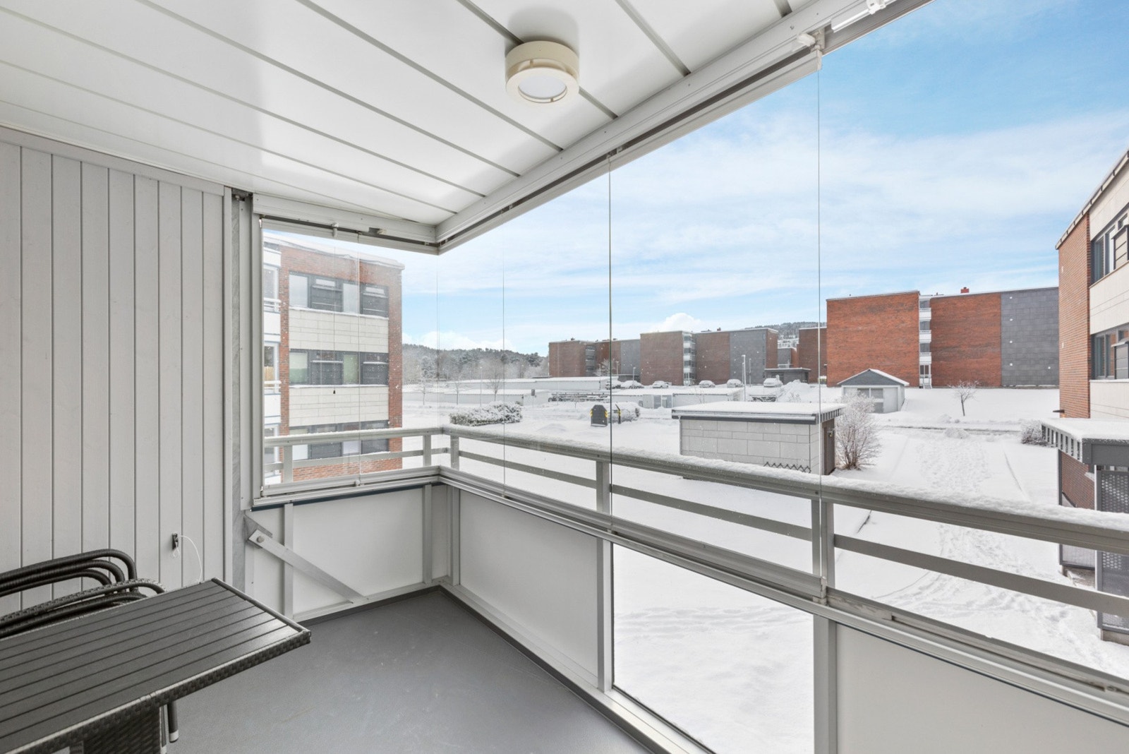 Fra stuen er det utgang til sørvendt og innglasset balkong. Her nyter man solen fra ca. kl. 09:00 til 16:00 på sommerstid. Galleribilde