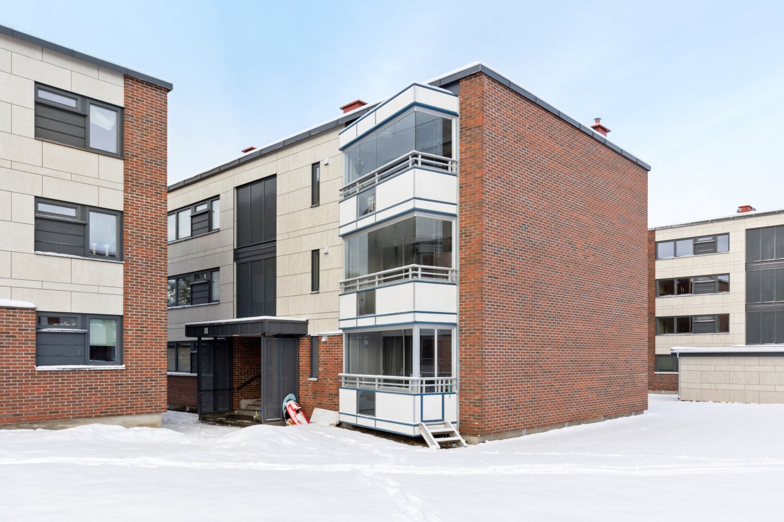 Fasade. Bygget ble utvendig renovert i 2018/19 med etterisolering, nye vinduer, drenering og mye mer. Galleribilde