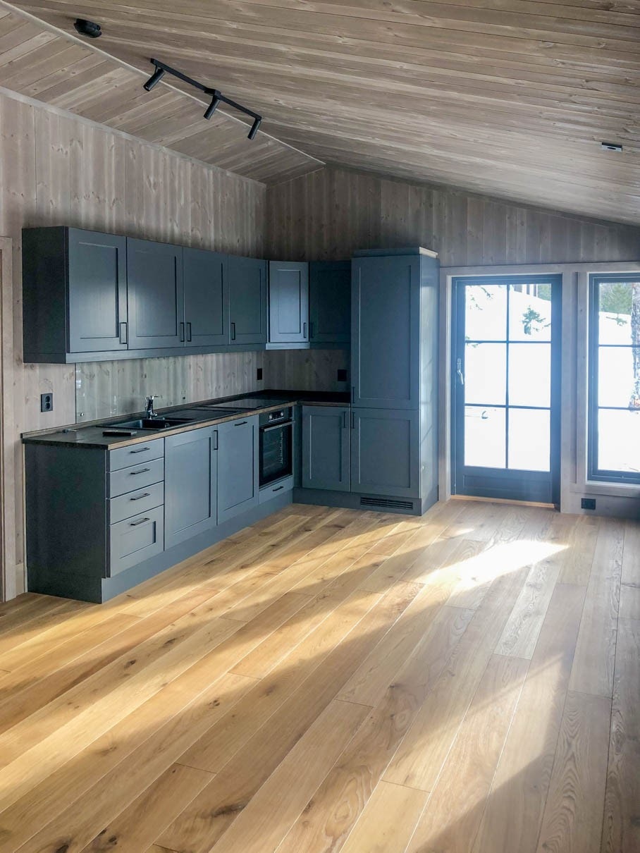 Kjøkken i heltre med integrerte hvitevarer. Galleribilde