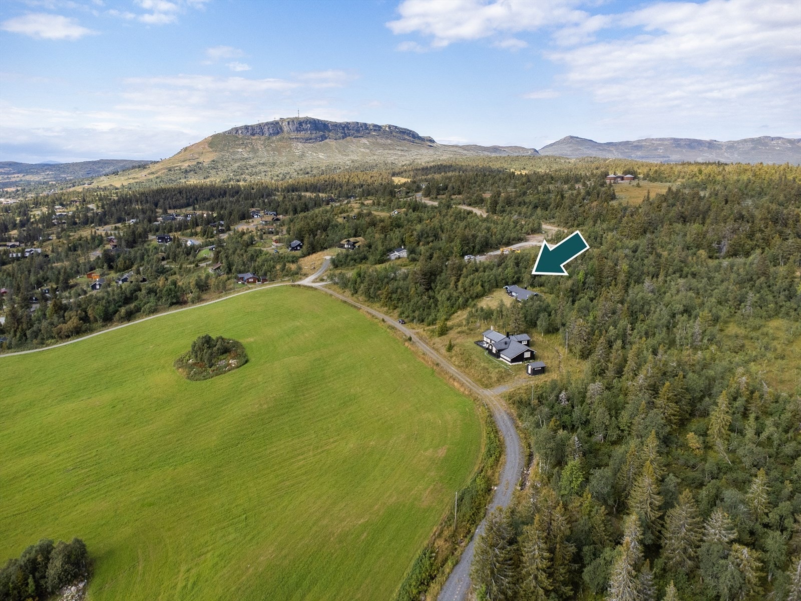 Hytta ligger fint og tilbaketrukket til i den eldre delen av Elkjærvegen, Skeikampen. Galleribilde