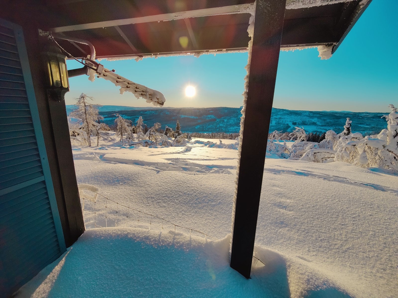 Vestvendt terrasse med plass for utemøblement. Galleribilde