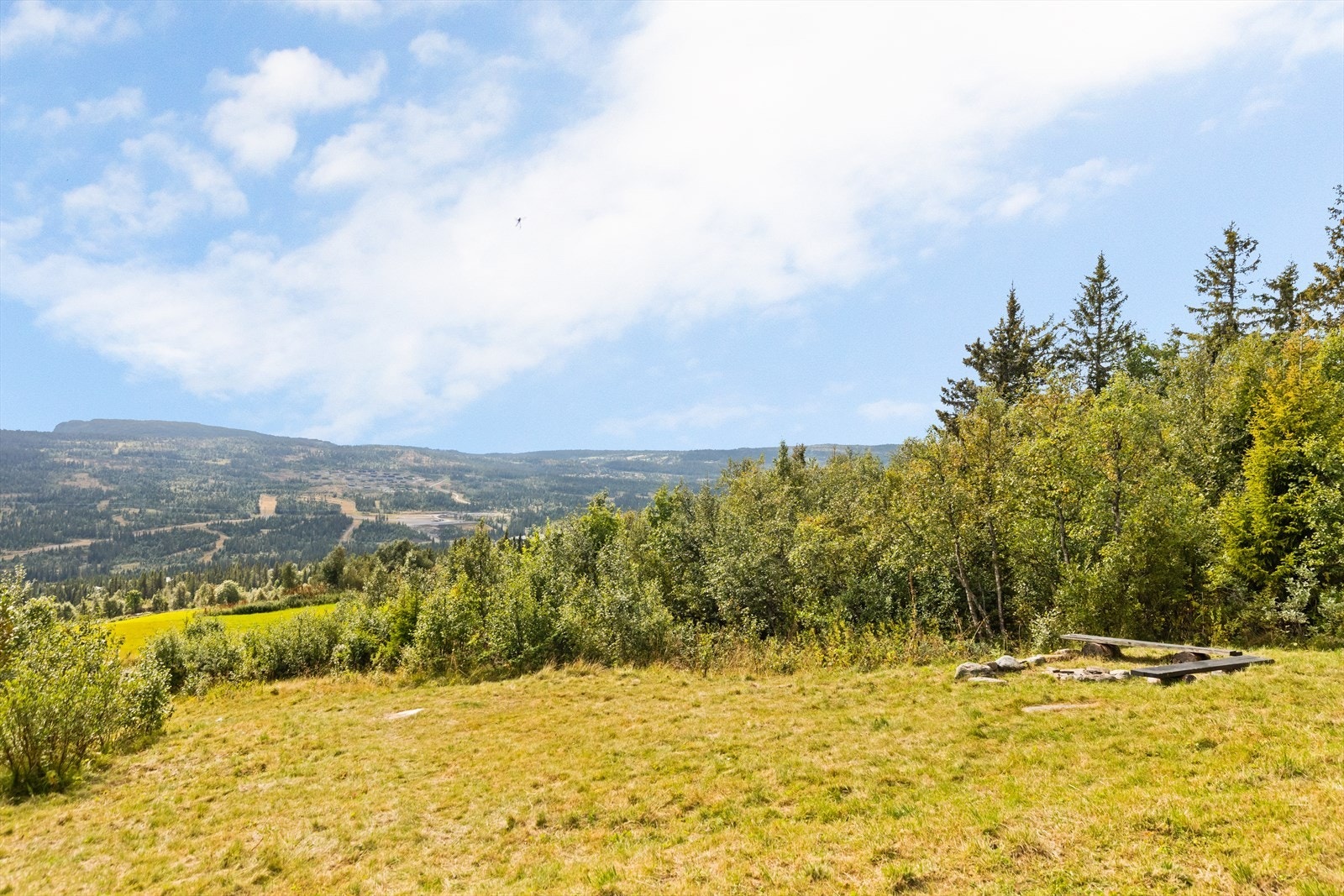 Hytta ligger usjenert til i attraktivt hytteområde på Skeikampen med flott utsikt over området. Galleribilde