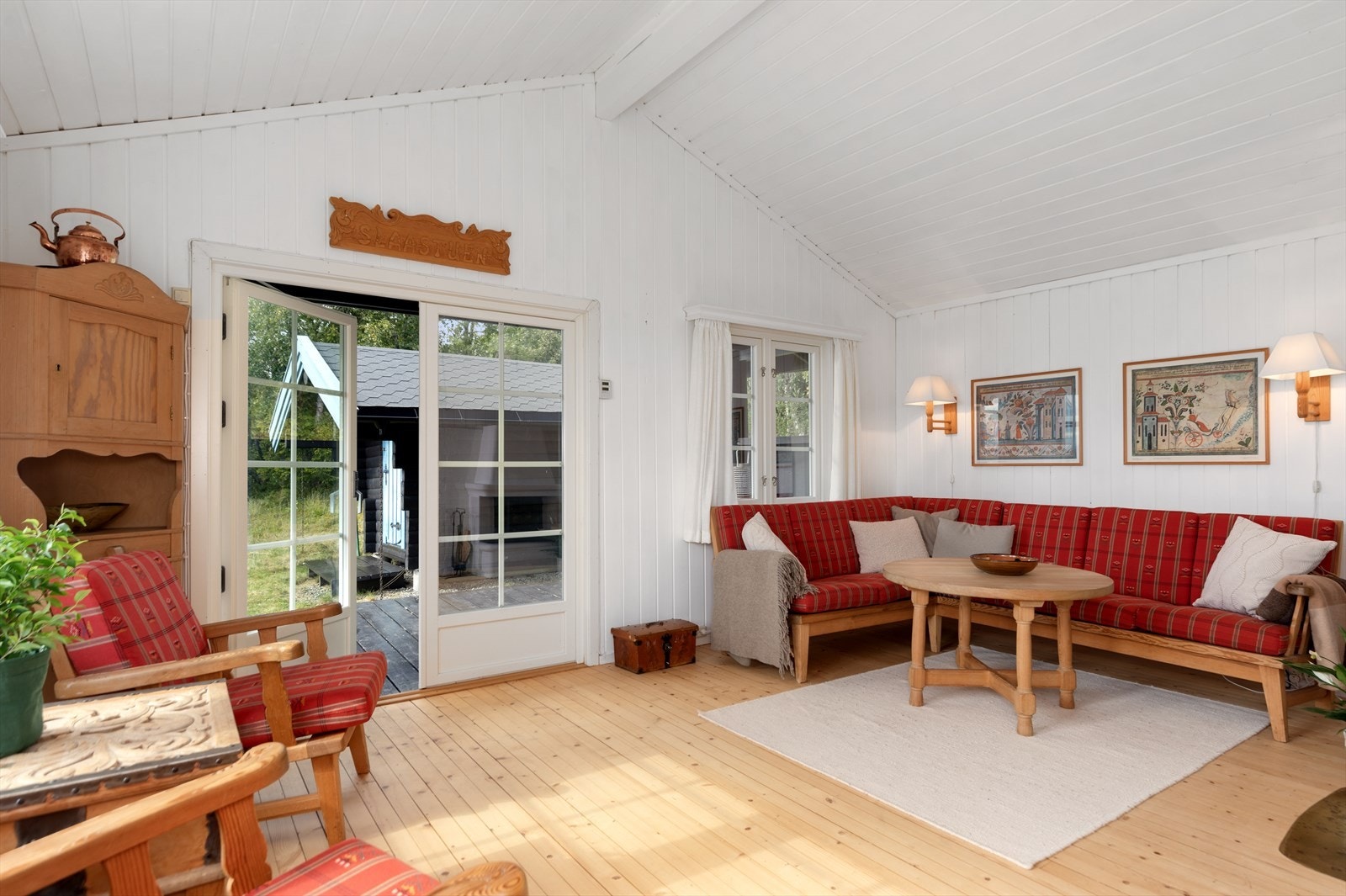 Fra stuen er det utgang til vestvendt terrasse. Galleribilde