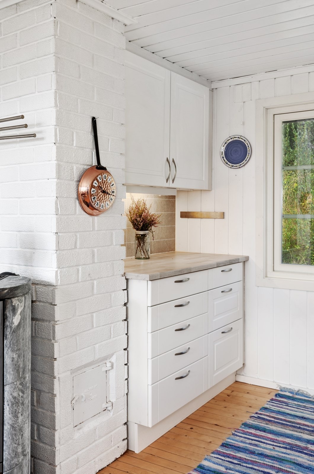 Pent, brukervennlig og moderne kjøkken fra 2018 - et sosialt rom hvor de gode hyttemåltidene kan lages. Galleribilde