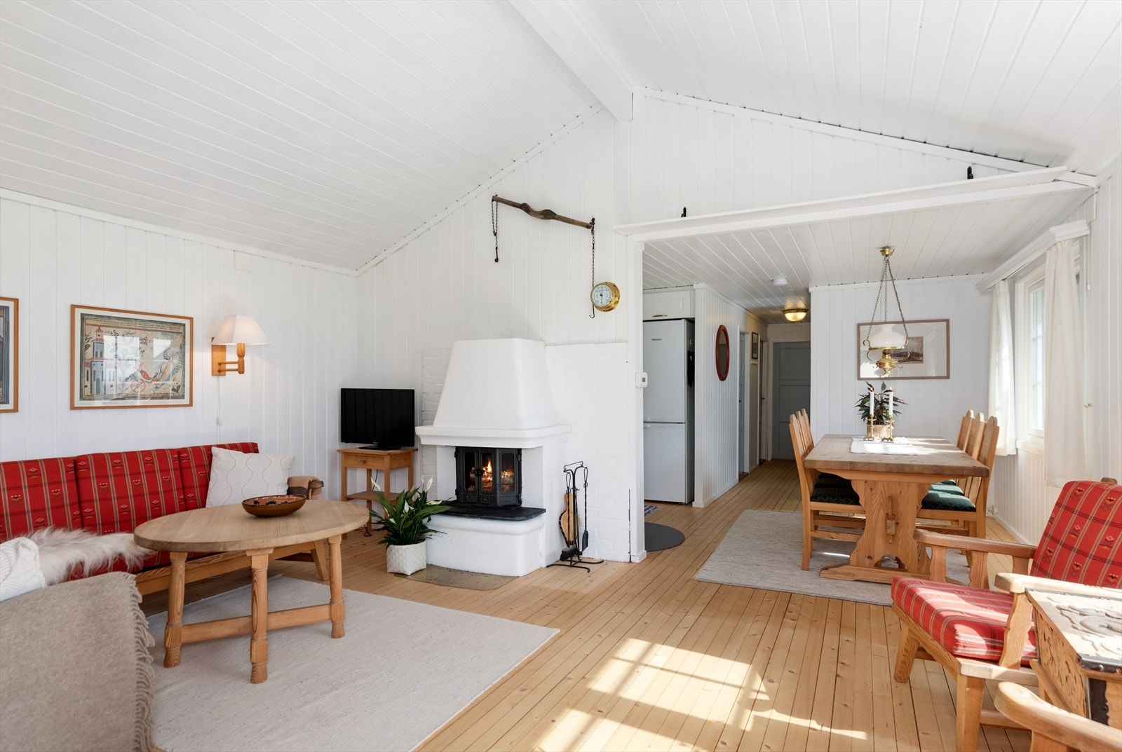 På de kaldere dager kan man nyte varmen fra peisovner både i kjøkken/spisestuedel og stuen. Galleribilde