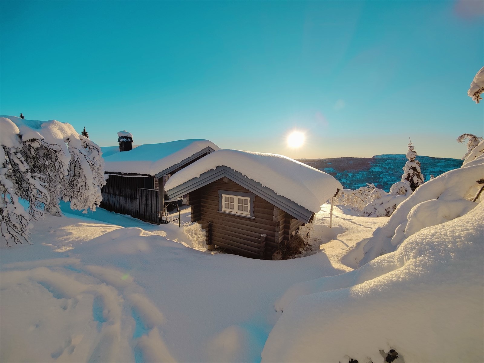 Koselig fritidseiendom bestående av hytte og stabbur. Galleribilde