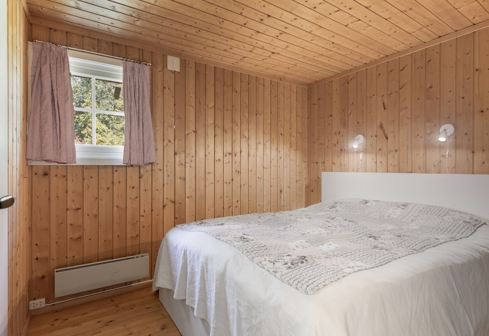 Det er tre soverom i hytta - alle av god størrelse. Soverom 1/hovedsoverom med dobbeltseng. Galleribilde