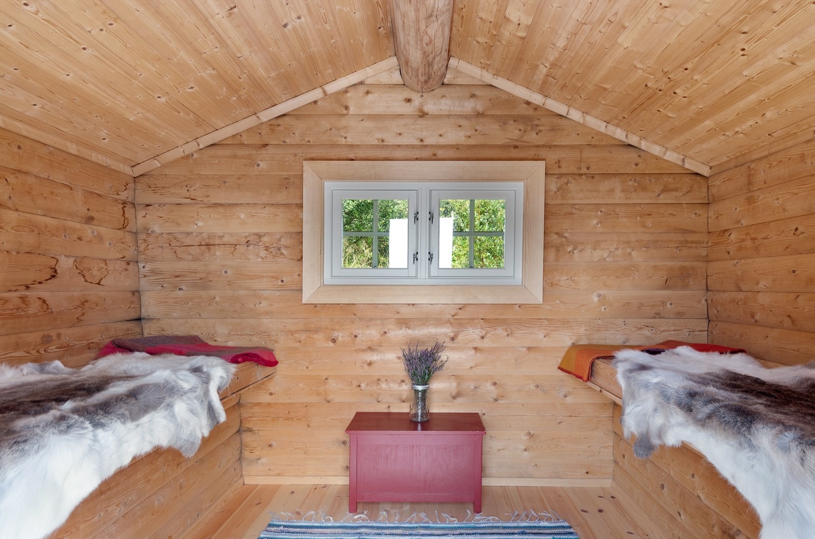 For ytterligere sengeplasser er det god plass i frittstående stabbur. Galleribilde