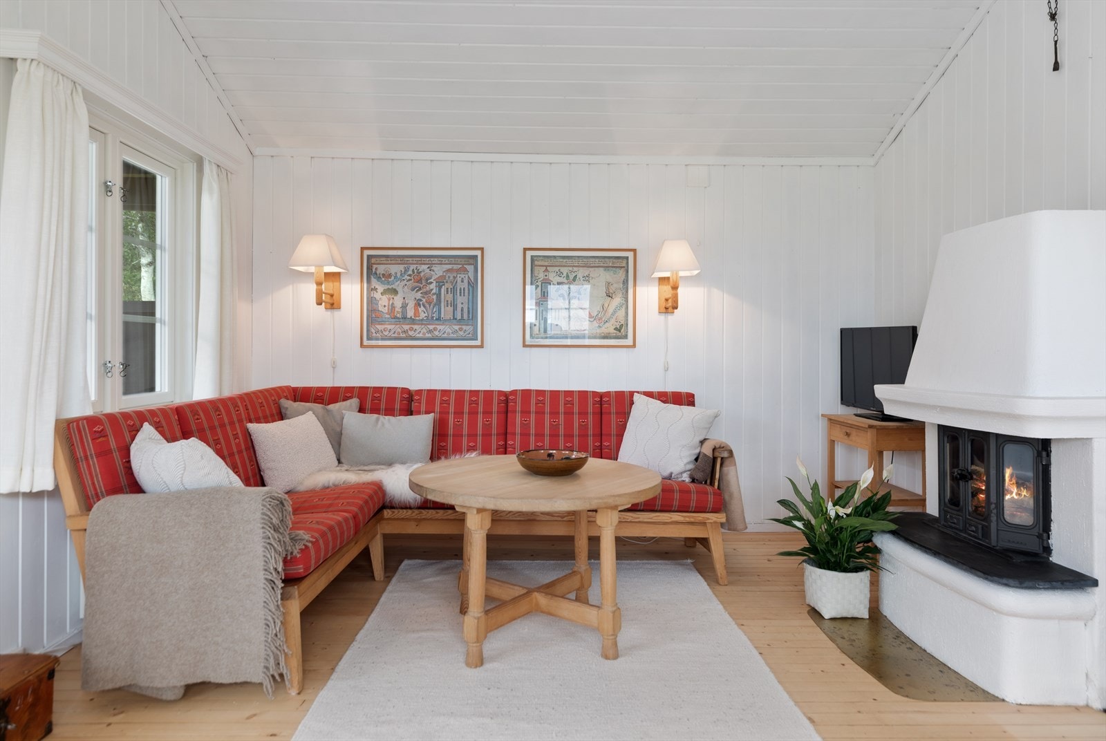 Stuen byr på god plass til sofagruppe og tilhørende møblement. Galleribilde