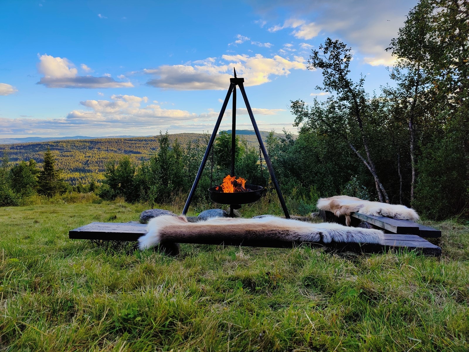 På tomten er det en koselig bålplass hvor venner og familie kan samles for å nyte hytteroen til det fulle. Galleribilde