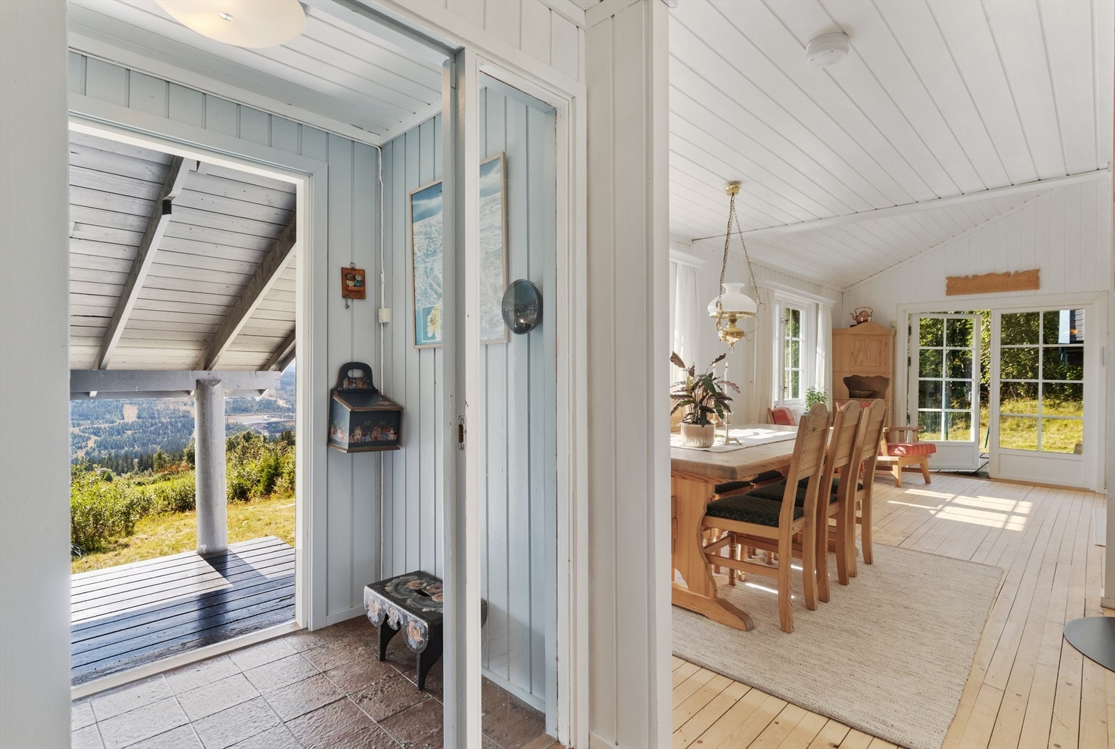 Adkomst fra overbygget inngangsparti. Innenfor døren blir du møtt av en lys entré med god plass for yttertøy og sko. Galleribilde