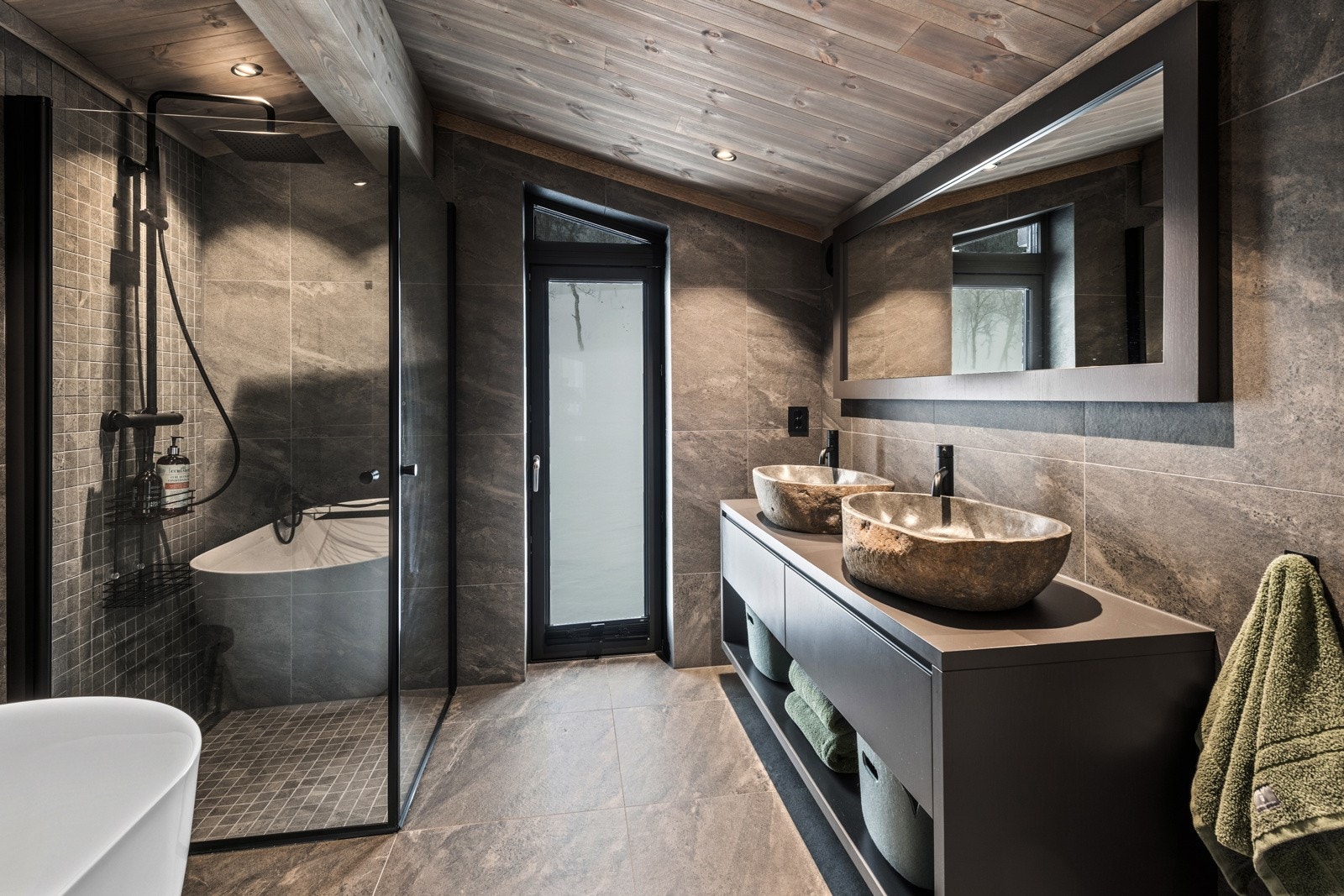 Alle bilder er fra chalet som er solgt tidligere i prosjektet. Det vil derfor blant annet avvike noe på tilvalg, utsikt og vinkel. Galleribilde