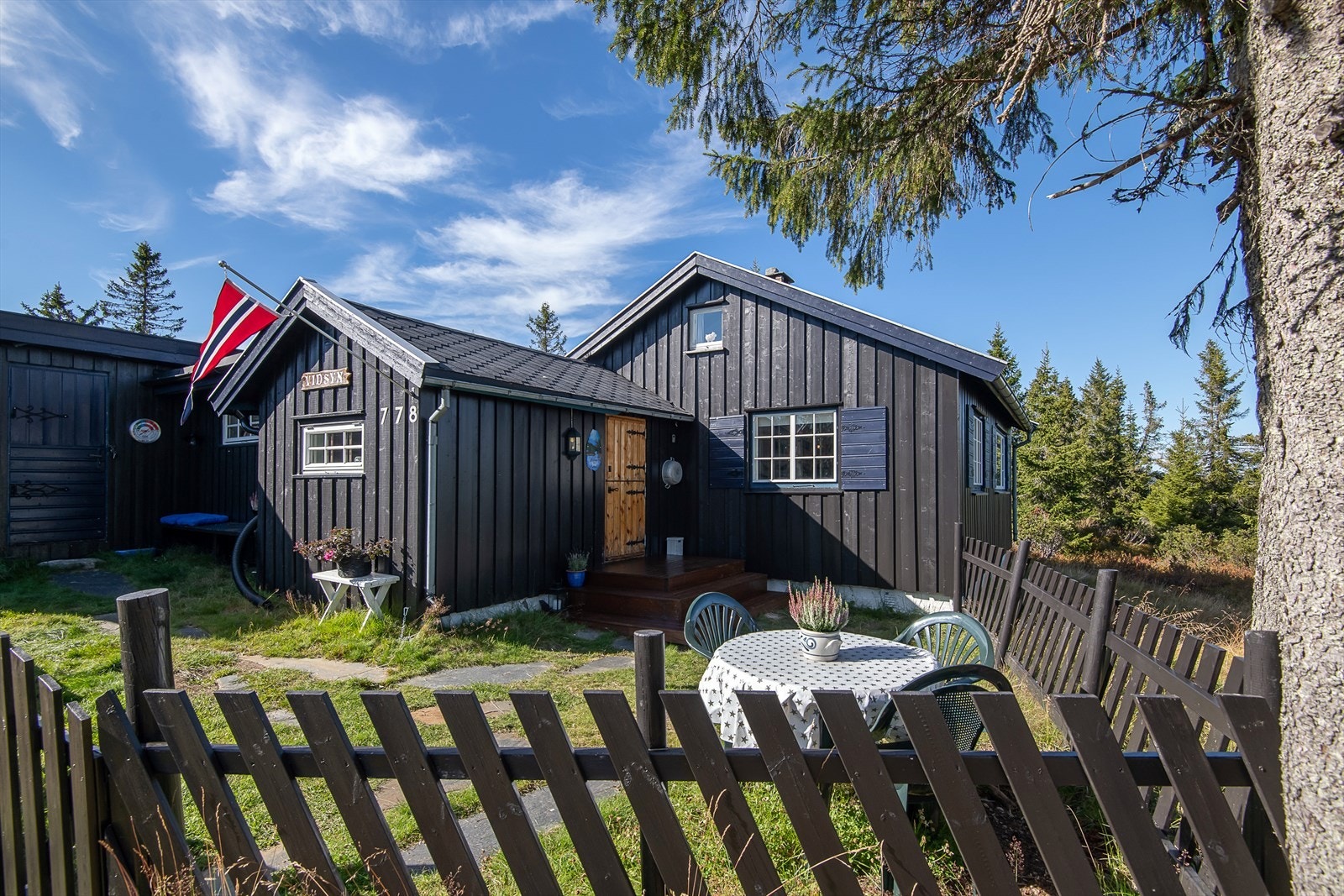 Hyggelig inngangsparti innrammet med gjerde. Koselig å slappe av her i fred og ro. Galleribilde