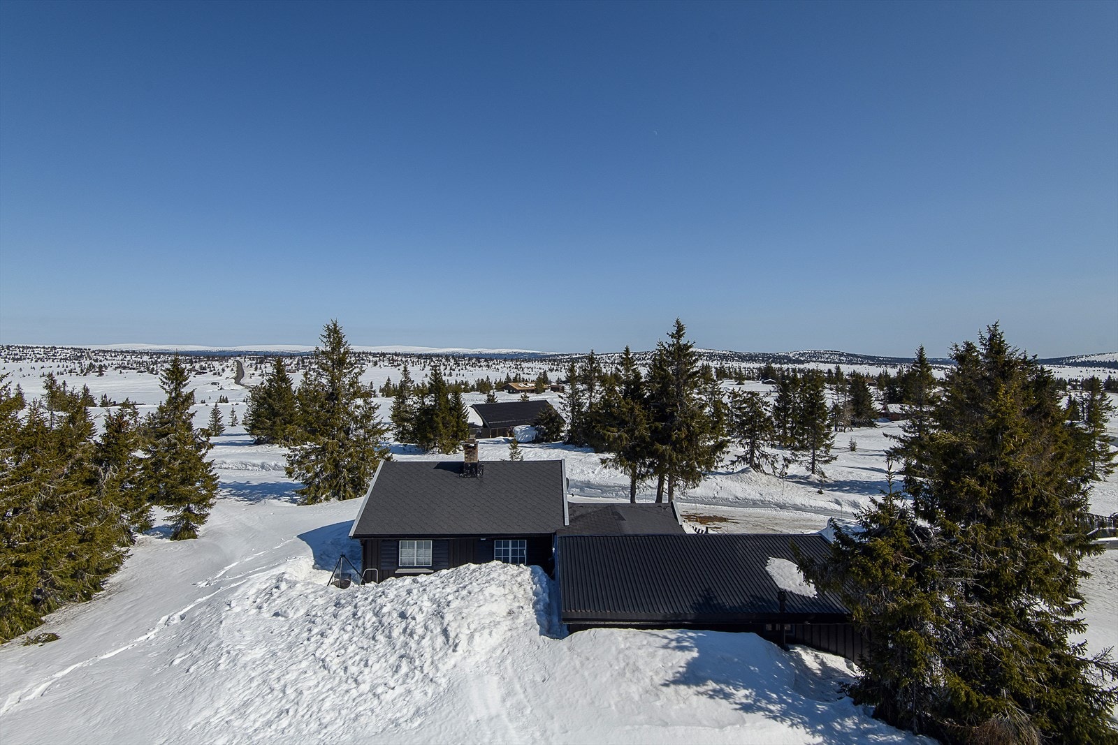Hytta ligger i et utrolig flott og populært område på Sjusjøen. Vakkert både sommer og vinter. Galleribilde