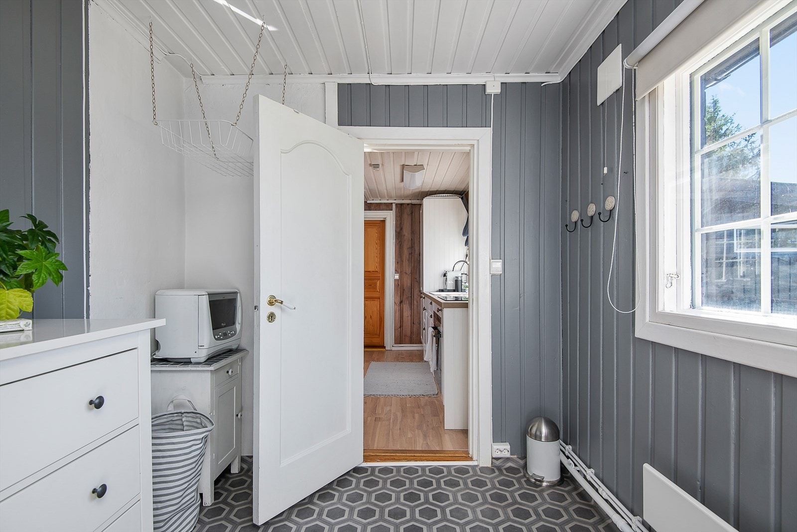 Baderommet har adkomst fra kjøkkenet. Galleribilde