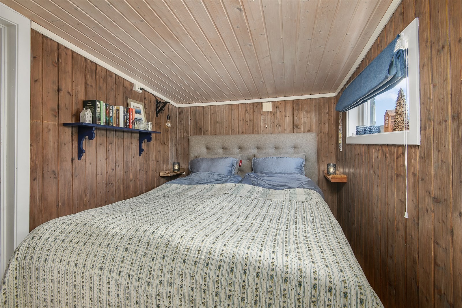 Rom innredet med dobbeltseng. Galleribilde