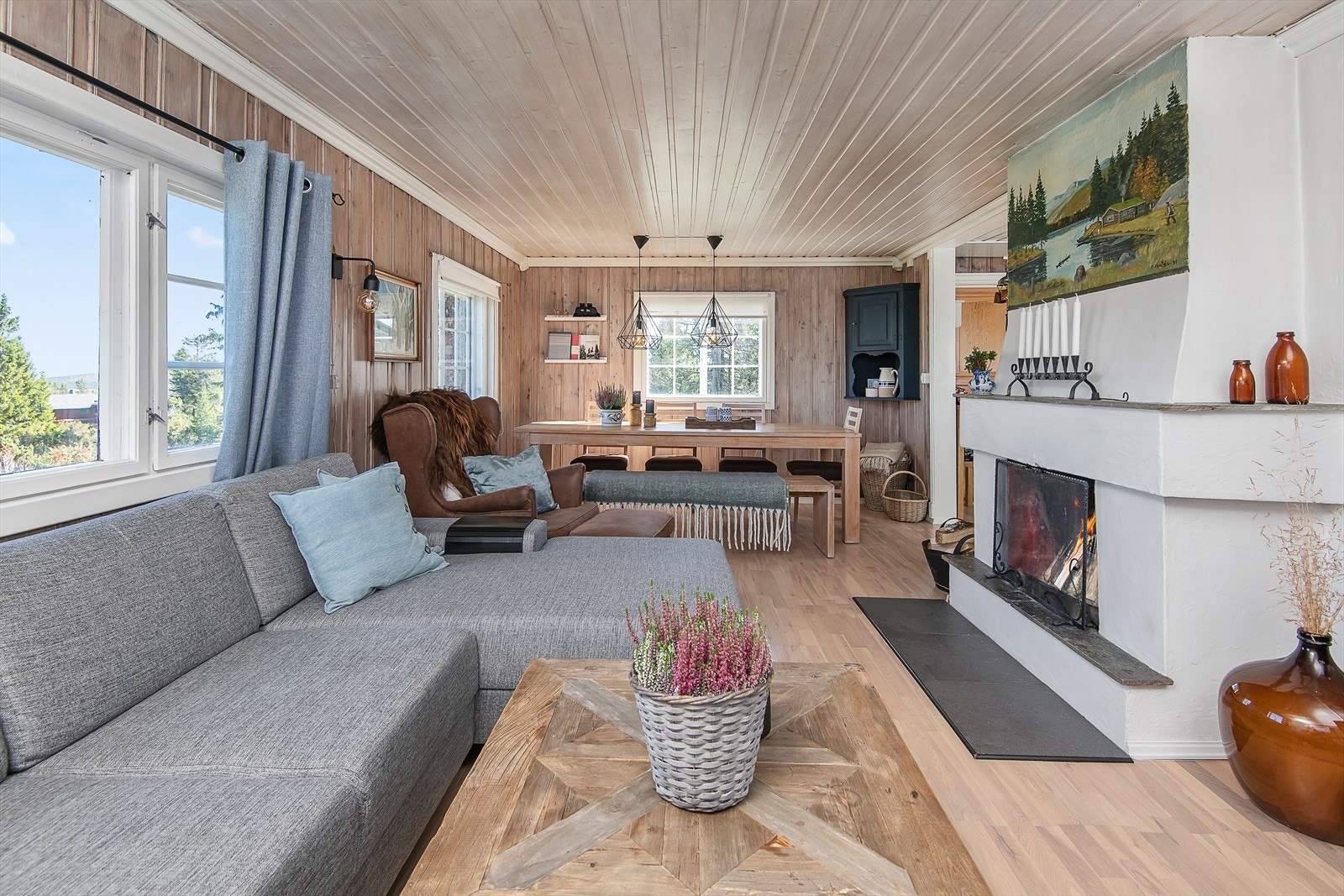 Lyst og trivelig i oppholdsrommet. Det er rikelig med naturlig lys inn i rommet og en åpen og sosial løsning. Galleribilde