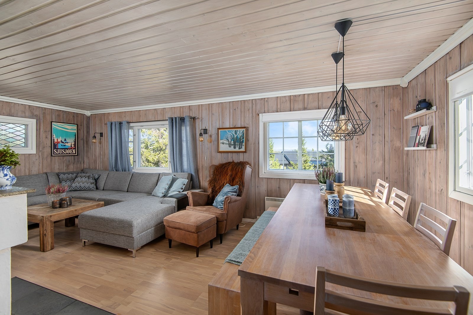 Plass til både langbord og salong i stua. Spiseplassen ligger i fin kontakt med spisebordet. Galleribilde