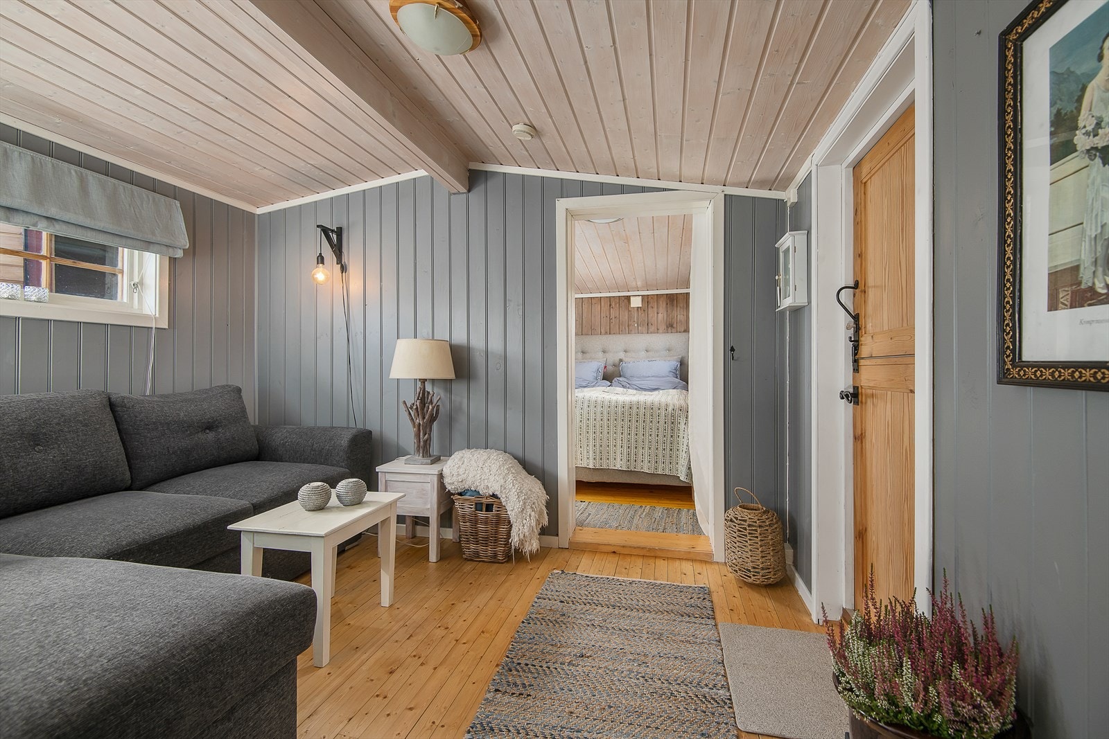 Fra stua er det dør inn til soverom, samt dør ut til uteplass på baksiden av hytta. Galleribilde