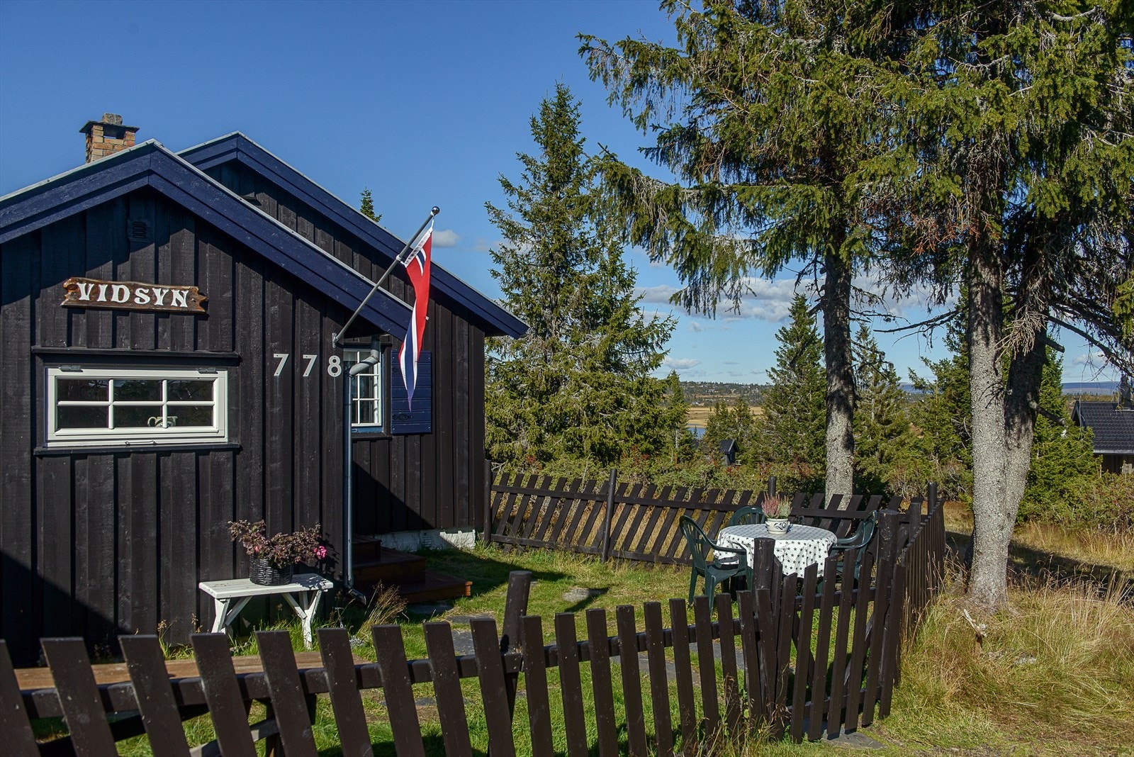 Det er liten trafikkbelastning ved hytta, som ligger langs en blindvei. Galleribilde
