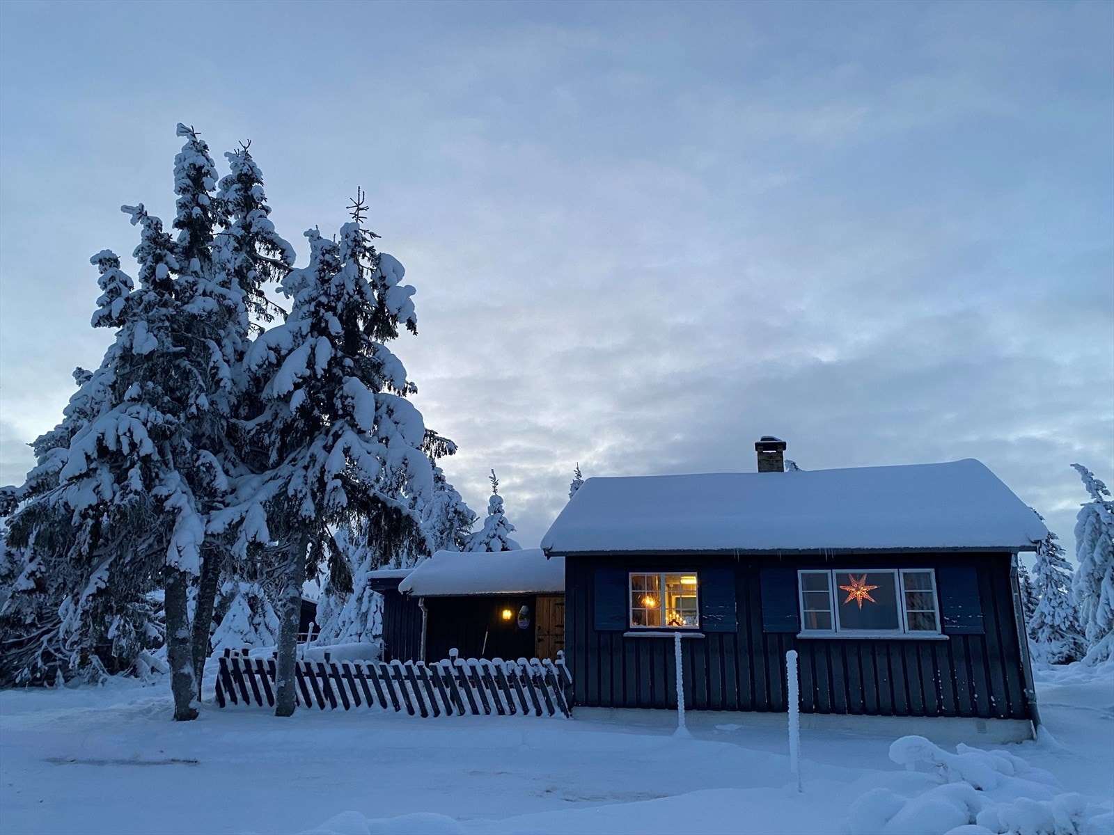 Hytta ligger i lune og fine omgivelser, skjermet for innsyn. Galleribilde