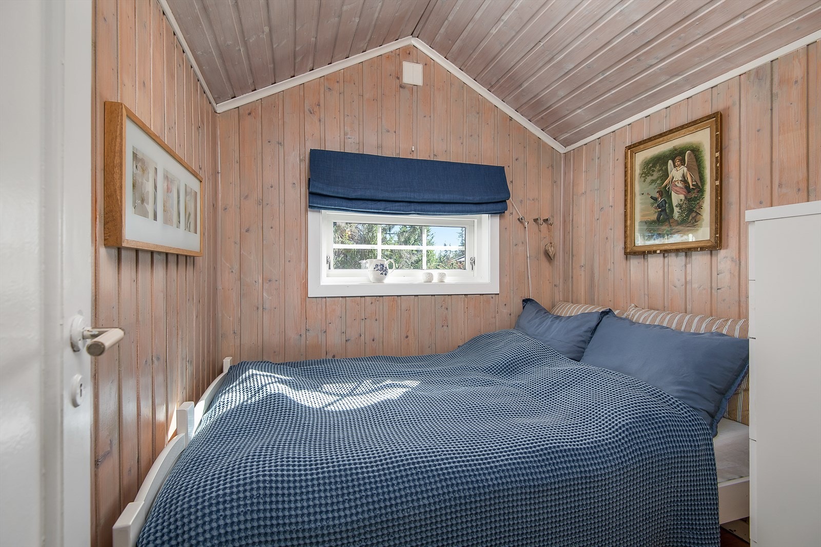 Soverom med plass til dobbeltseng. Galleribilde